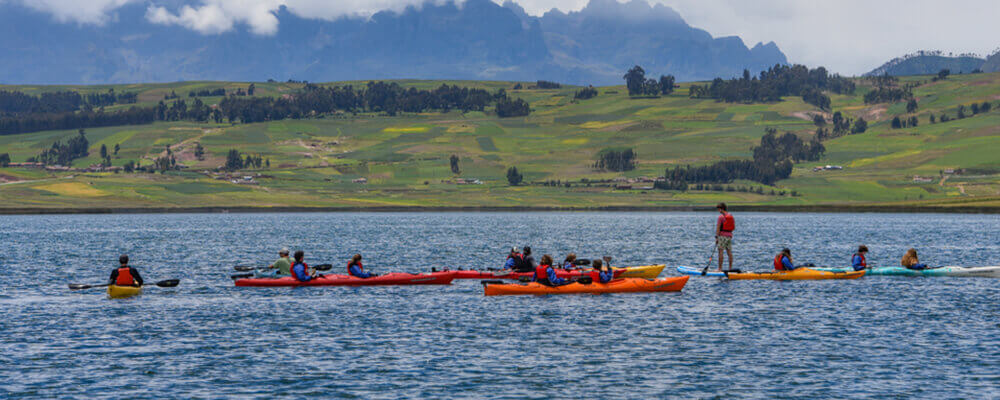 Kayak en la laguna Piuray