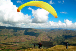 Deporte de aventura en el Valle Sagrado, paracaidistas en Chinchero, Cusco, Peru.